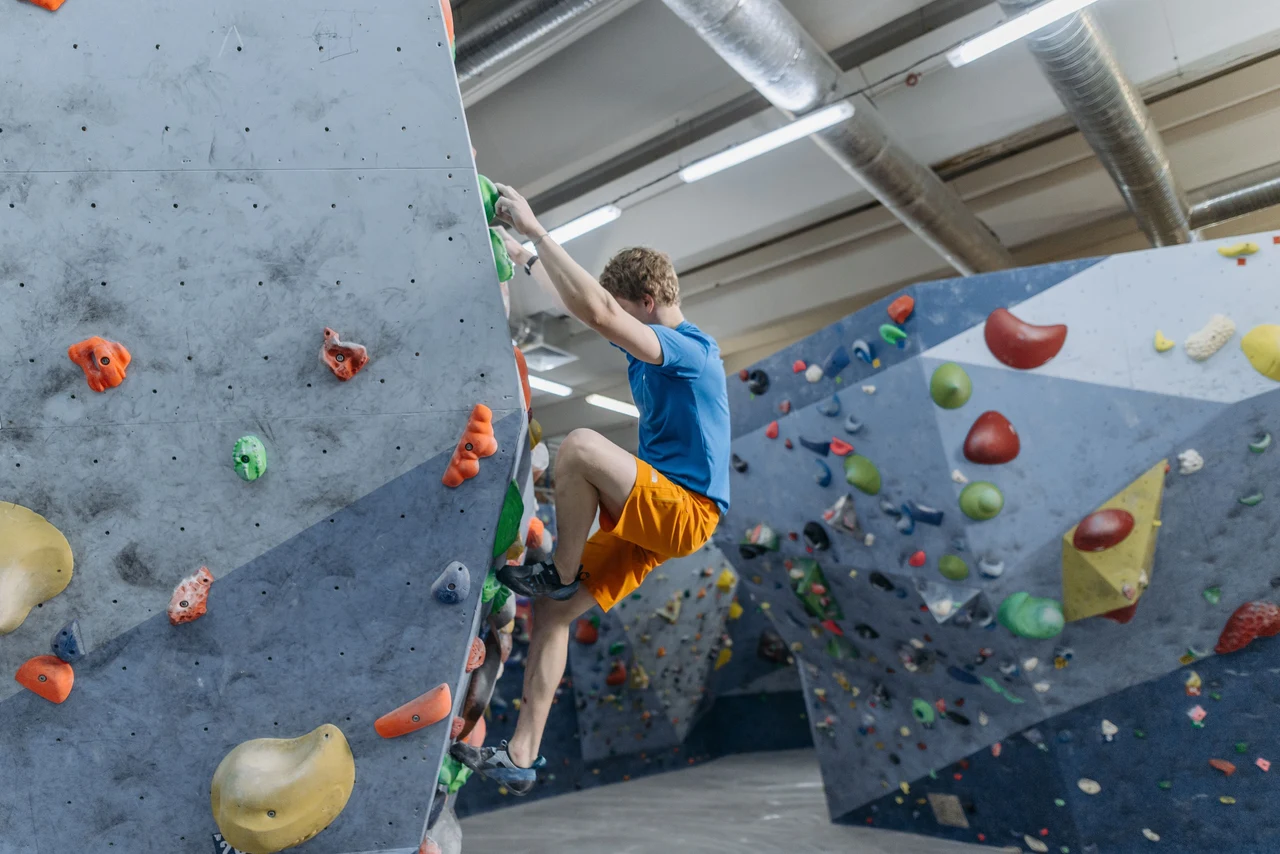 Kletterer an einer Indoor-Kletterwand