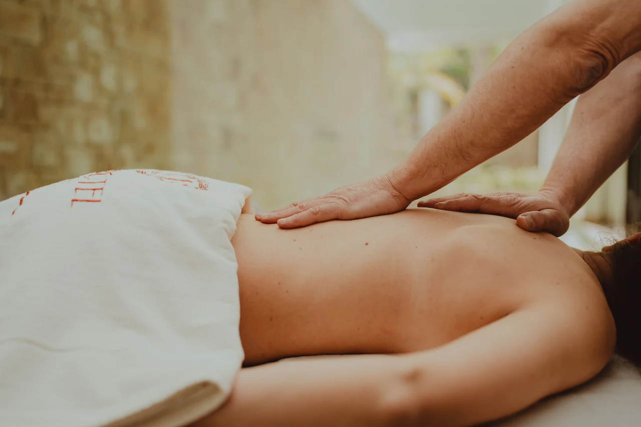 Professionelle Massage in einem Wellnessbereich