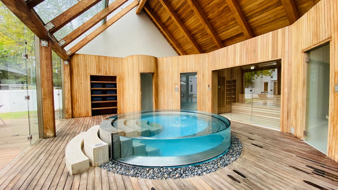Modernes Spa mit Pool, Holz und großen Glasflächen