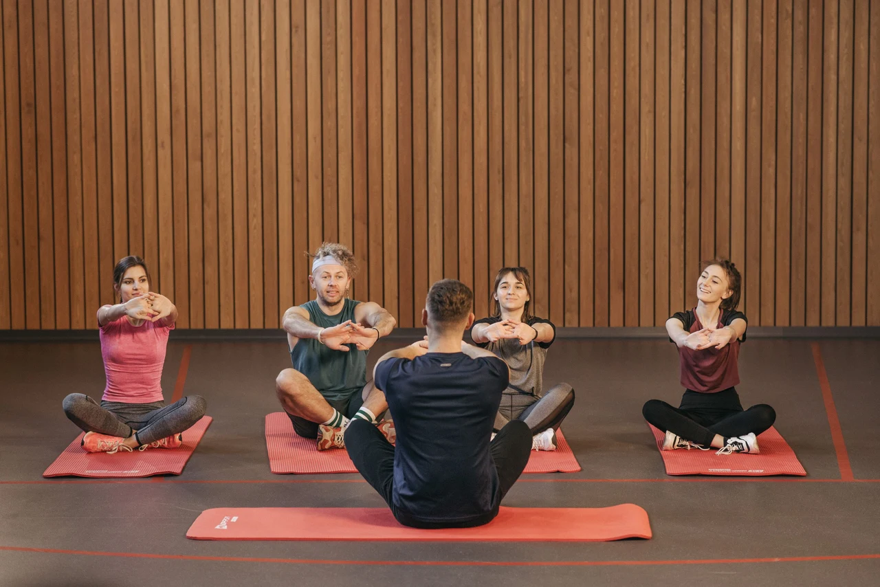 Gemeinsame Yogapraxis in einem Studio